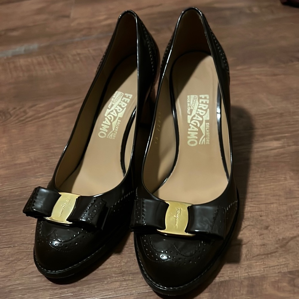 Ferragamo Vara Pumps size 8